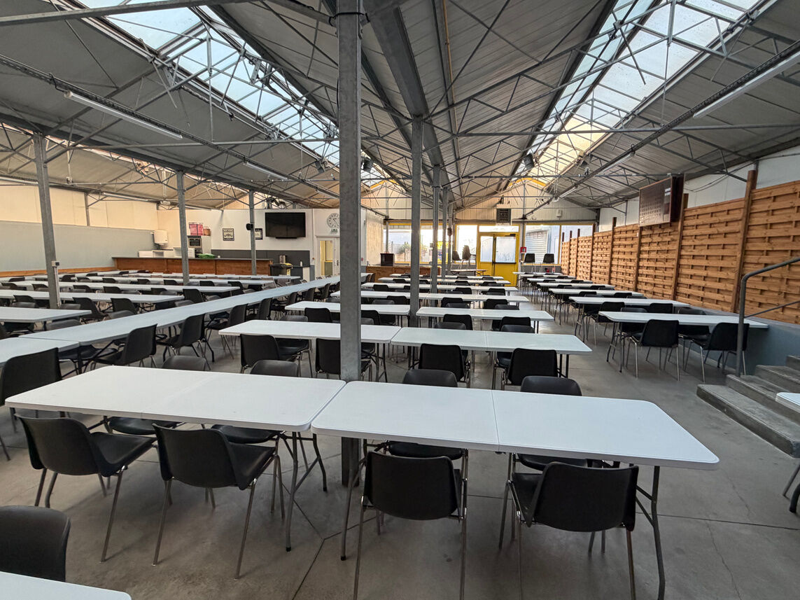 La salle avec tables et chaises