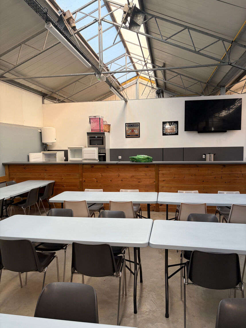 La salle, avec son bar